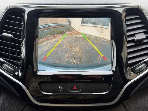 Used 2019 Jeep Cherokee Limited image 19