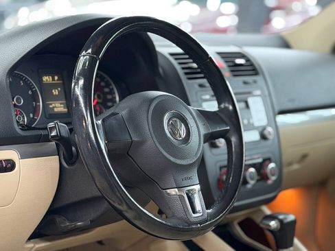 Used 2010 Volkswagen Jetta Limited Edition FWD image 4