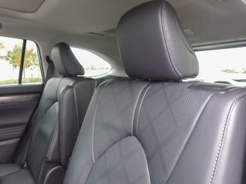 Used 2024 Toyota Highlander XLE image 11
