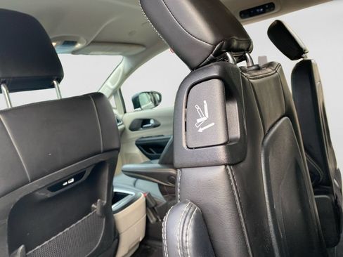 Used 2024 Chrysler Pacifica Touring-L FWD image 29