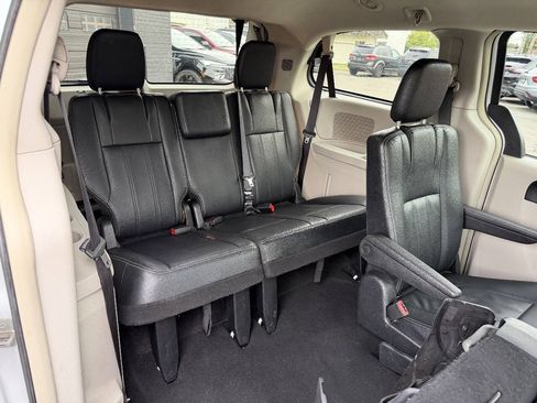 Used 2016 Chrysler Town & Country Touring FWD image 19