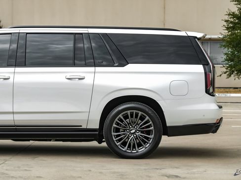 Used 2024 Cadillac Escalade ESV V AWD/4WD image 9