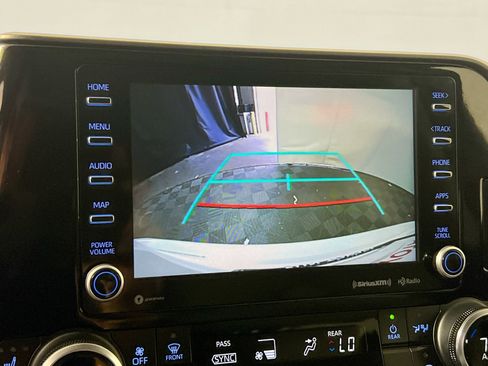 Used 2022 Toyota Highlander XLE AWD/4WD image 29