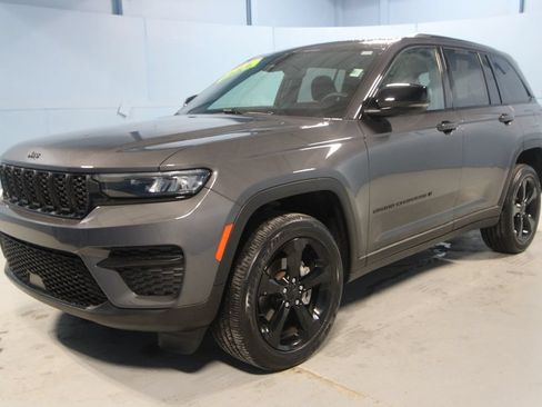 Used 2024 Jeep Grand Cherokee Altitude AWD/4WD image 30
