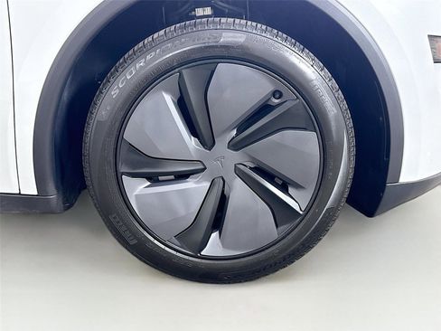Used 2026 Tesla Model Y 2WD image 30