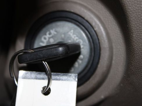 Used 2014 Nissan Frontier SV image 24