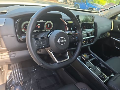 Used 2025 Nissan Pathfinder Platinum AWD/4WD image 17