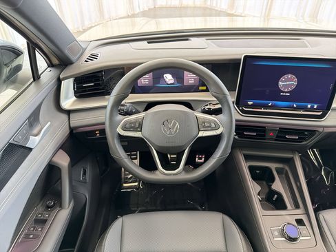 New 2026 Volkswagen Tiguan SE R-Line FWD image 23