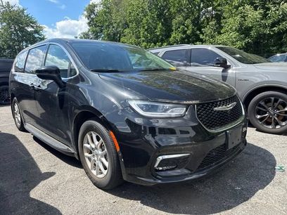 Used 2023 Chrysler Pacifica Touring-L