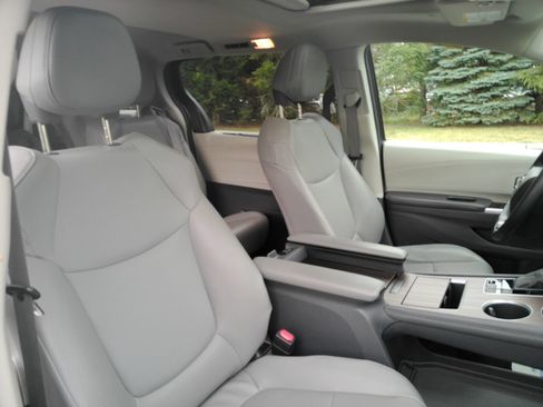 Used 2022 Toyota Sienna XLE AWD/4WD image 18