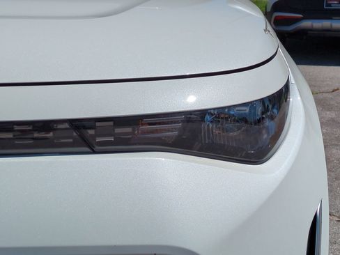 Used 2025 Kia Soul LX w/ LX Technology Package FWD image 10