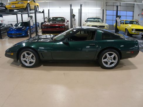 Used 1995 Chevrolet Corvette Coupe image 2