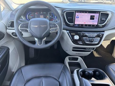 Used 2023 Chrysler Pacifica Touring-L FWD image 22