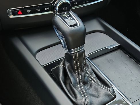 Used 2021 Volvo XC60 T6 R-Design image 15