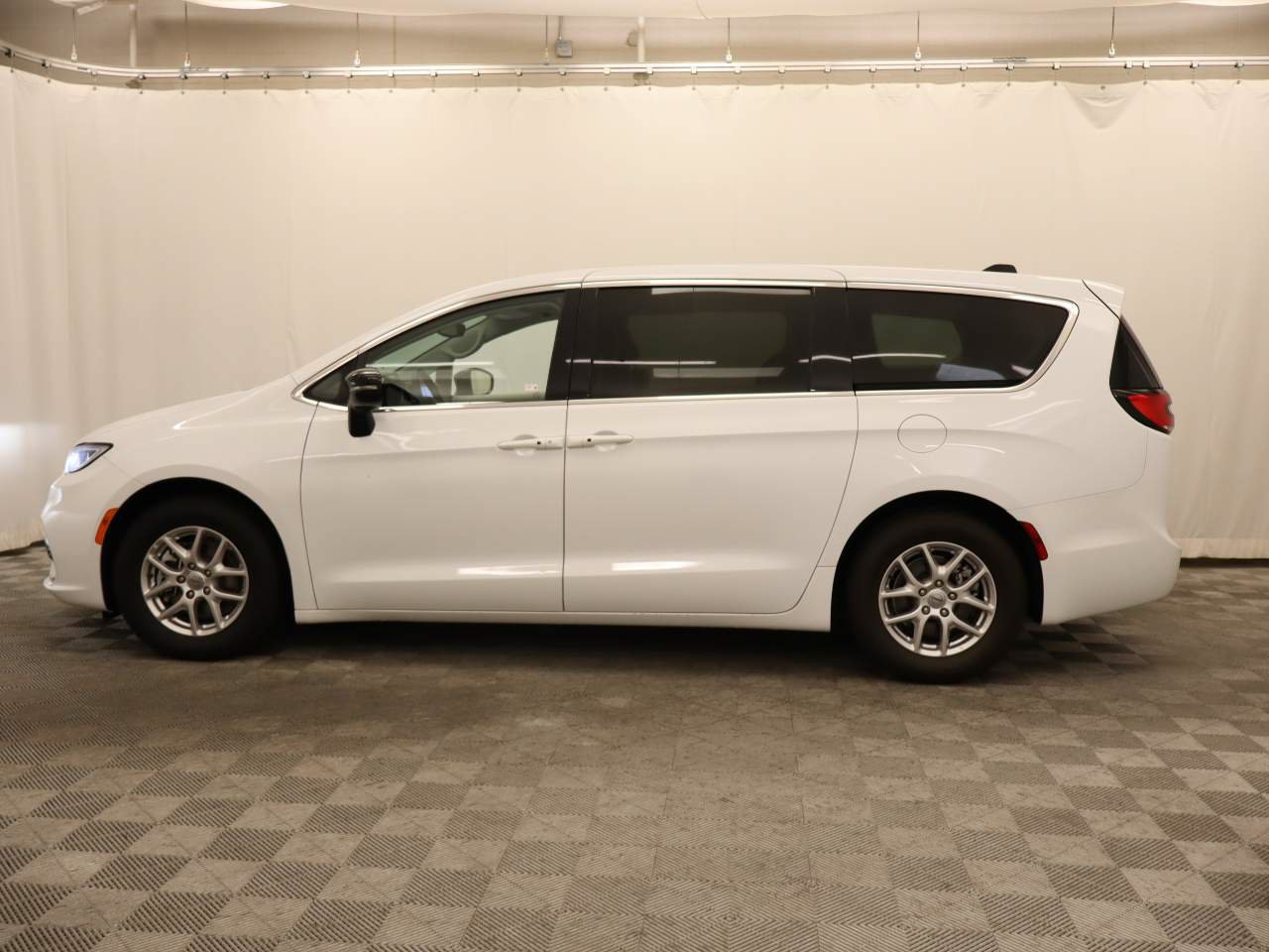 Used 2024 Chrysler Pacifica Touring-L FWD image 2