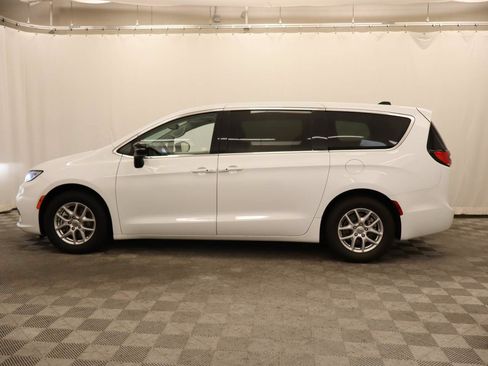 Used 2024 Chrysler Pacifica Touring-L FWD image 2