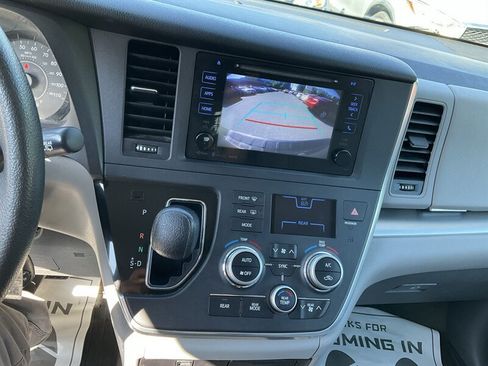 Used 2017 Toyota Sienna LE AWD/4WD image 30