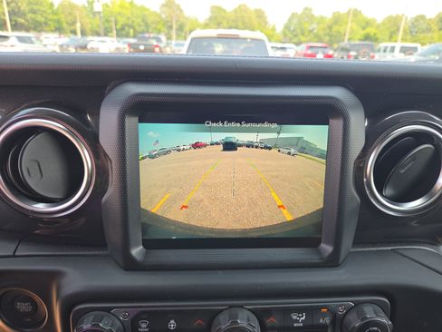 Used 2022 Jeep Wrangler Unlimited Sahara AWD/4WD image 16