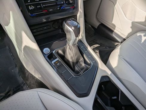 Used 2023 Volkswagen Tiguan SE w/ Panoramic Sunroof Package FWD image 22