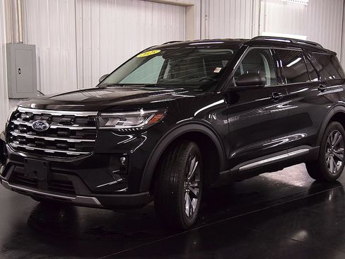 Used 2025 Ford Explorer Active w/ Active Comfort Package AWD/4WD image 3