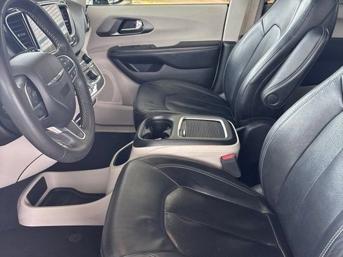 Used 2022 Chrysler Pacifica Touring-L FWD image 9