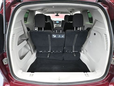 Used 2021 Chrysler Voyager LX image 39