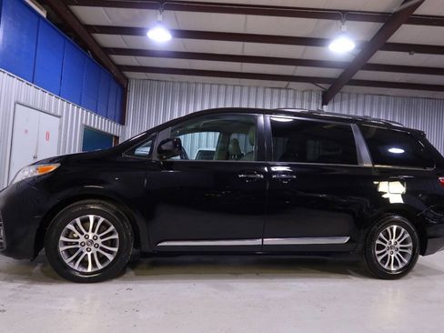 Used 2019 Toyota Sienna XLE 8 Passenger 4dr Mini Van image 1