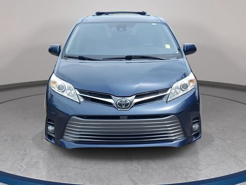 Used 2018 Toyota Sienna XLE Premium FWD image 2