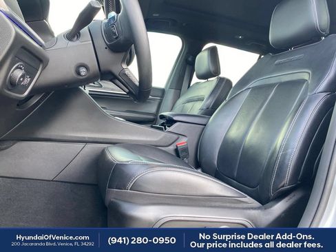 Used 2022 Jeep Grand Cherokee Overland AWD/4WD image 2