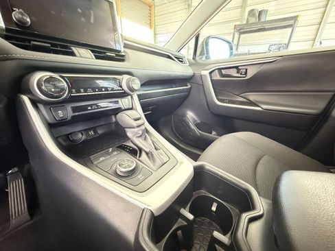 Used 2025 Toyota RAV4 LE image 40