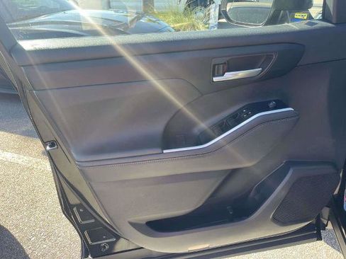 Used 2023 Toyota Highlander XLE image 19