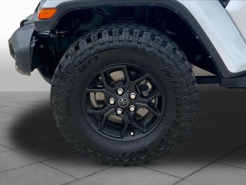 Used 2024 Jeep Gladiator Sport AWD/4WD image 21
