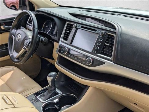 Used 2019 Toyota Highlander XLE image 21