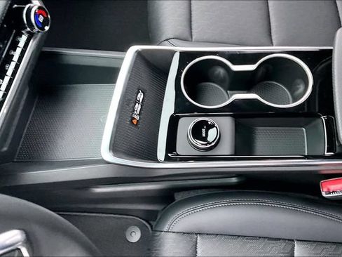 New 2026 Chevrolet Equinox LT w/ Convenience Package II FWD image 8