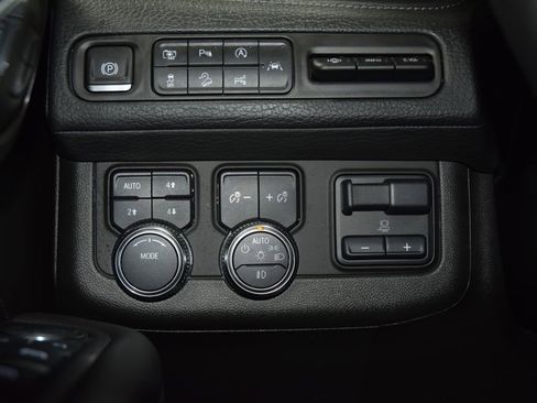 Used 2024 GMC Yukon XL Denali w/ Advanced Technology Package AWD/4WD image 36