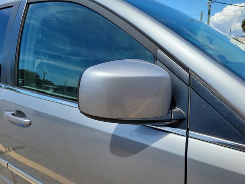 Used 2016 Chrysler Town & Country Touring FWD image 8