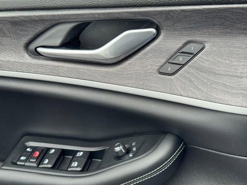 Used 2023 Jeep Grand Cherokee Limited w/ Black Appearance Package image 25