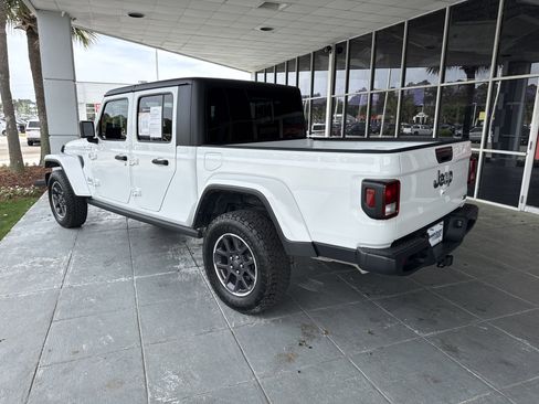 Used 2023 Jeep Gladiator Overland image 12