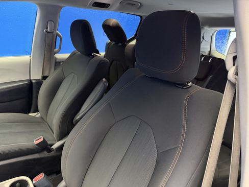 Used 2017 Chrysler Pacifica Touring FWD image 12