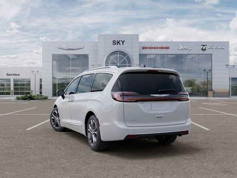 New 2026 Chrysler Pacifica Pinnacle image 3