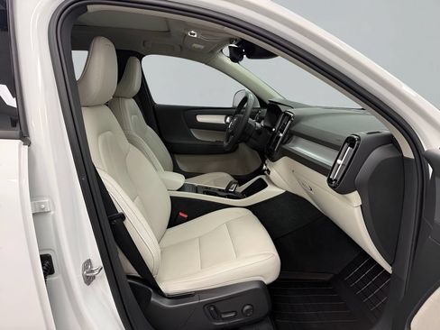 Used 2021 Volvo XC40 T5 Momentum w/ Premium Package AWD/4WD image 12