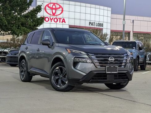 Used 2024 Nissan Rogue SV FWD image 2