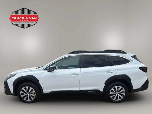 Used 2025 Subaru Outback Premium AWD/4WD image 2