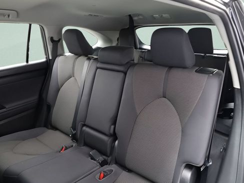 Used 2023 Toyota Highlander LE AWD/4WD image 21