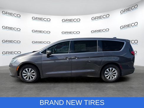 Used 2017 Chrysler Pacifica Touring w/ Tire & Wheel Group FWD image 4