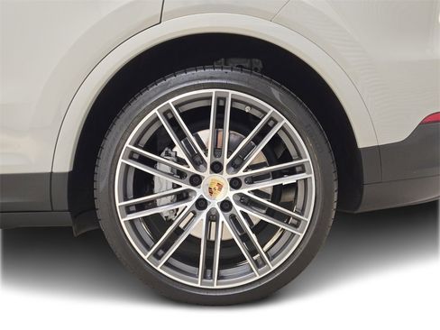 Used 2022 Porsche Cayenne Platinum Edition image 15
