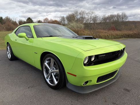 Used 2015 Dodge Challenger R/T image 10