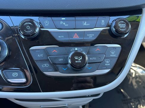 Certified 2024 Chrysler Pacifica Touring-L image 31