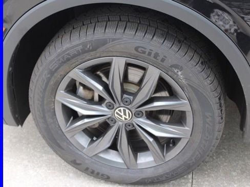 Certified 2023 Volkswagen Tiguan SE image 9