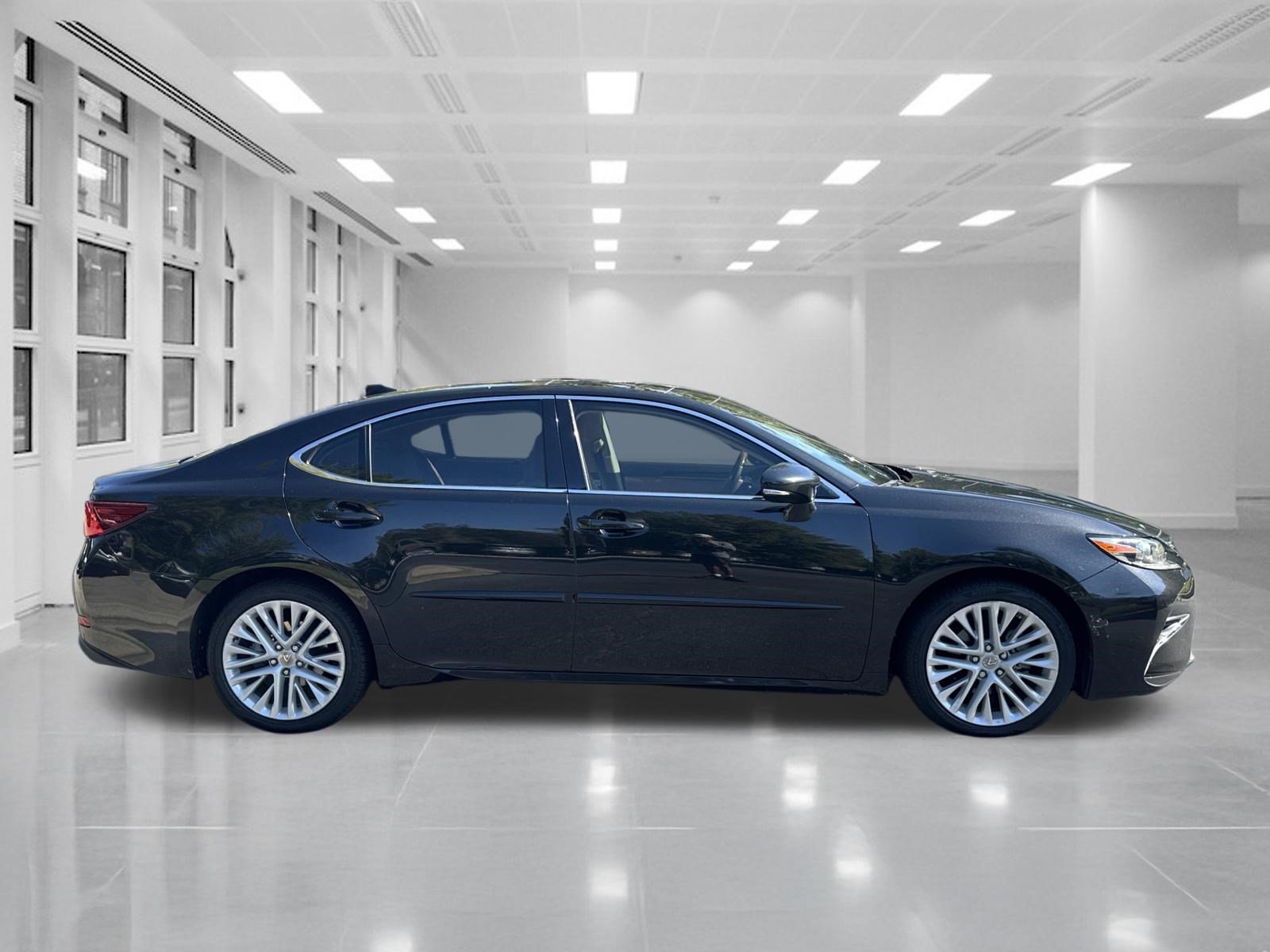 Used 2017 Lexus ES 350 w/ Ultra Luxury Package FWD image 4